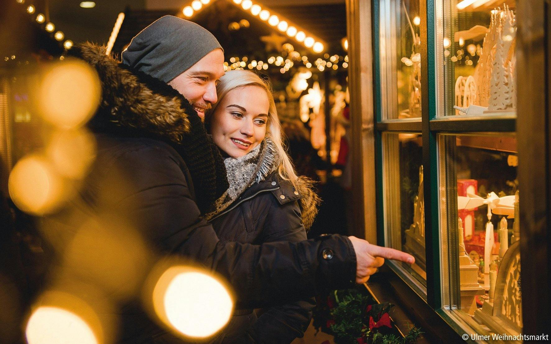 Besucherinnen und Besucher geniessen hier das weihnachtliche Gefühl beim Erkunden der Marktstände...