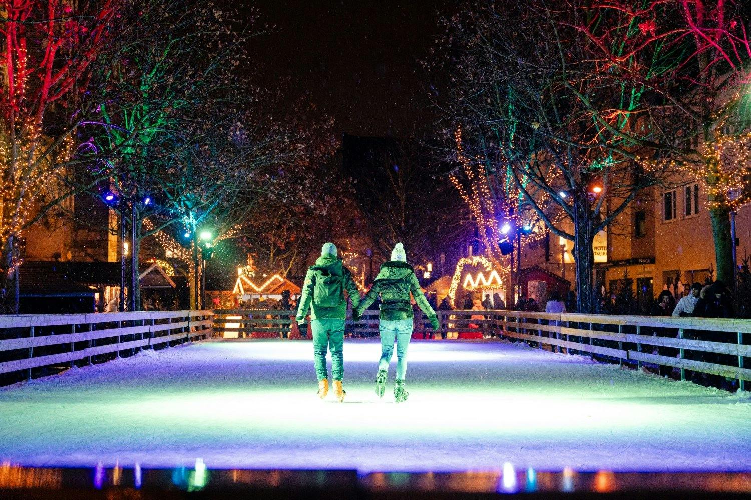 Eiskunstlaufbahn auf dem Weihnachtsmarkt.