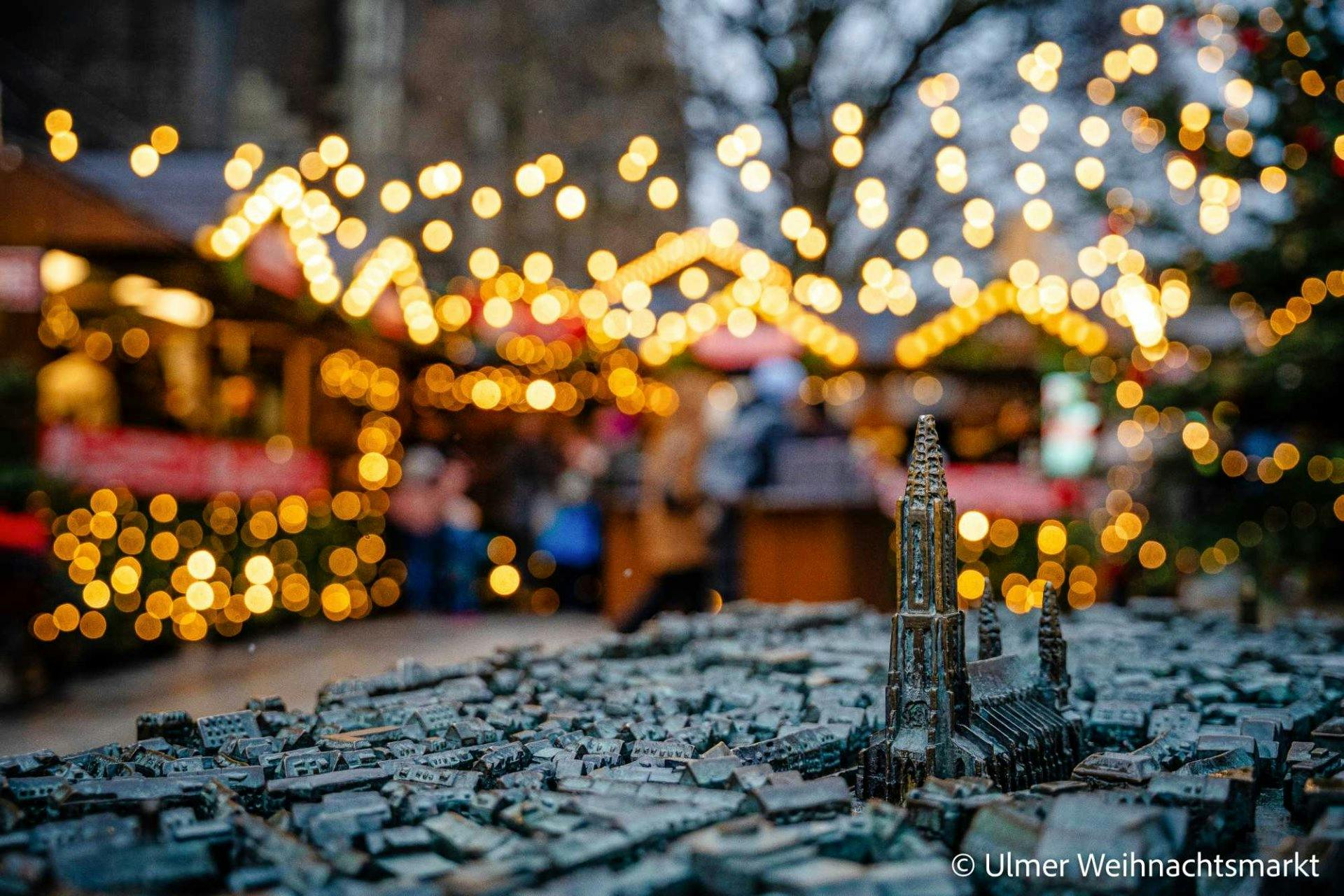 Auf dem Weihnachtsmarkt haben die Besucher*innen die Möglichkeit, die Stadt von oben zu erkunden.