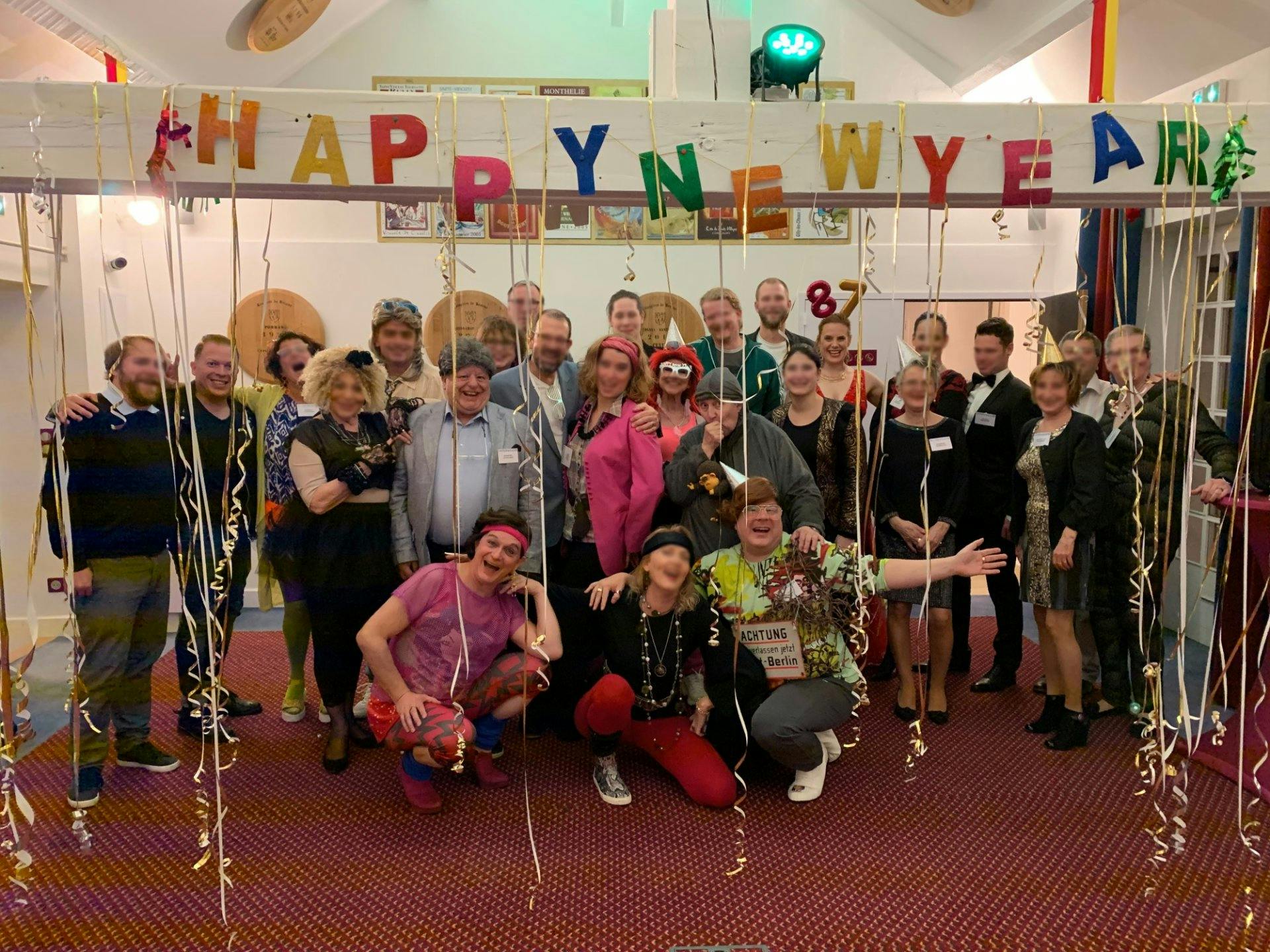 Bei den Silvester-Vorstellungen von krimi.ch geht es ordentlich zu und her. Es wird gemordet, gelacht und geschlemmt und natürlich reichlich angestoss...