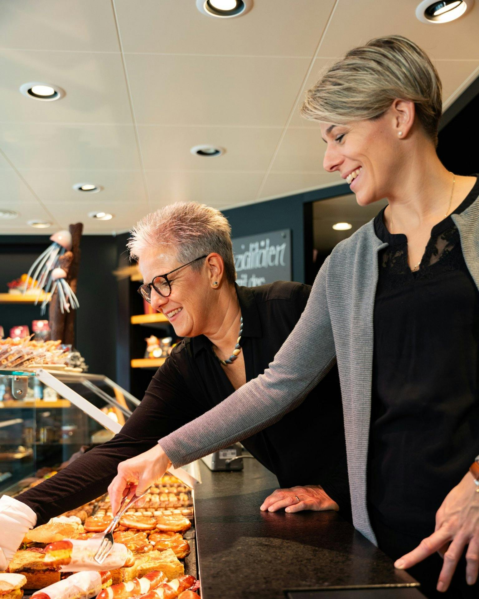 Mutter und Tochter arbeiten gemeinsam im Laden und Tearoom.