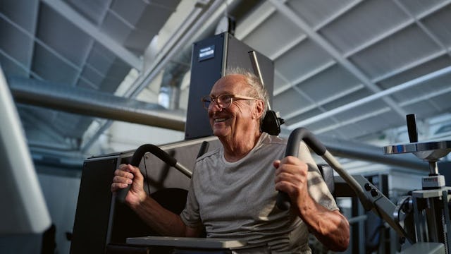 Die Kieser Lösung für einen starken Rücken ist die computergestützte Lumbar-Extension-Maschine, kurz «LE». Sie ist ein zentraler Bestandteil des Kieser-Trainingskonzepts und setzt neue Massstäbe im gezielten Rückentraining.