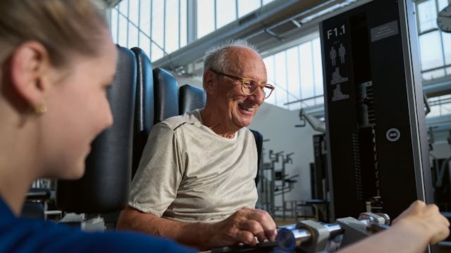 Entraînement accompagné sur la machine F1.1 pour un tronc fort.