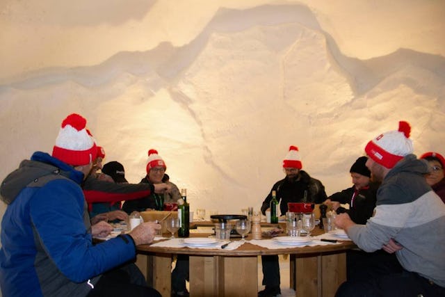 Que diriez-vous de partager un moment convivial dans le cadre insolite de l'igloo du Stockhorn?