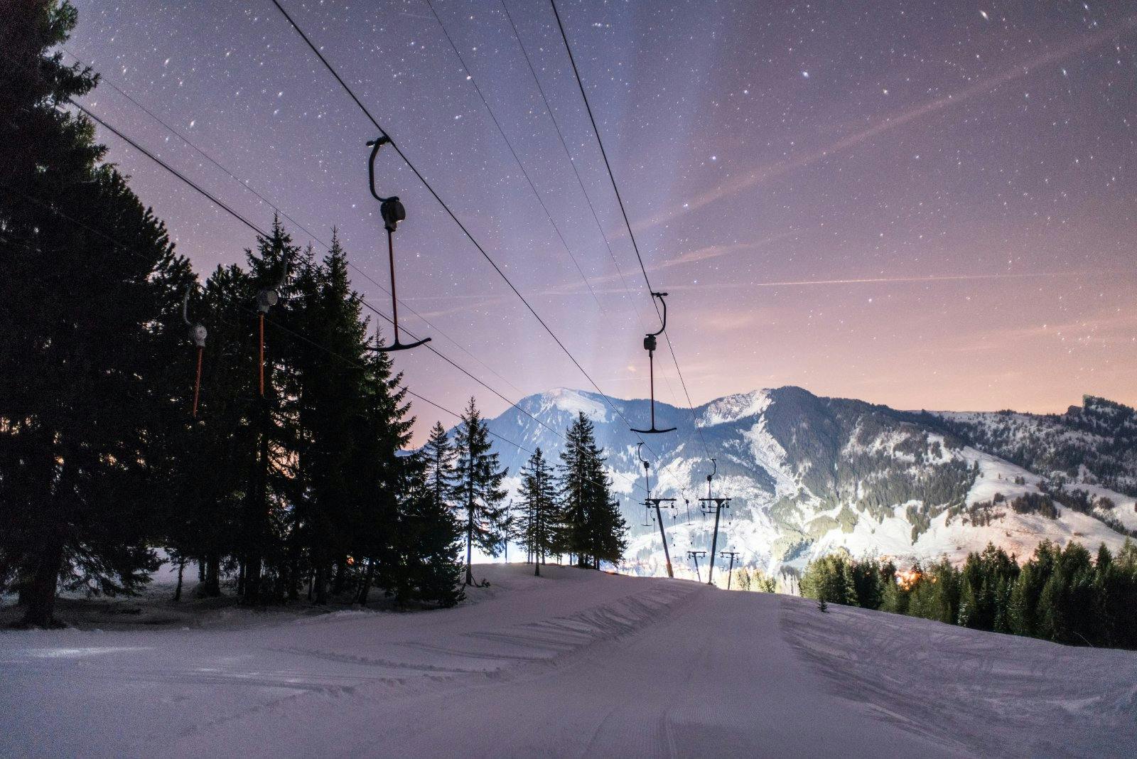 Skifahren unter dem Sternenhimmel.