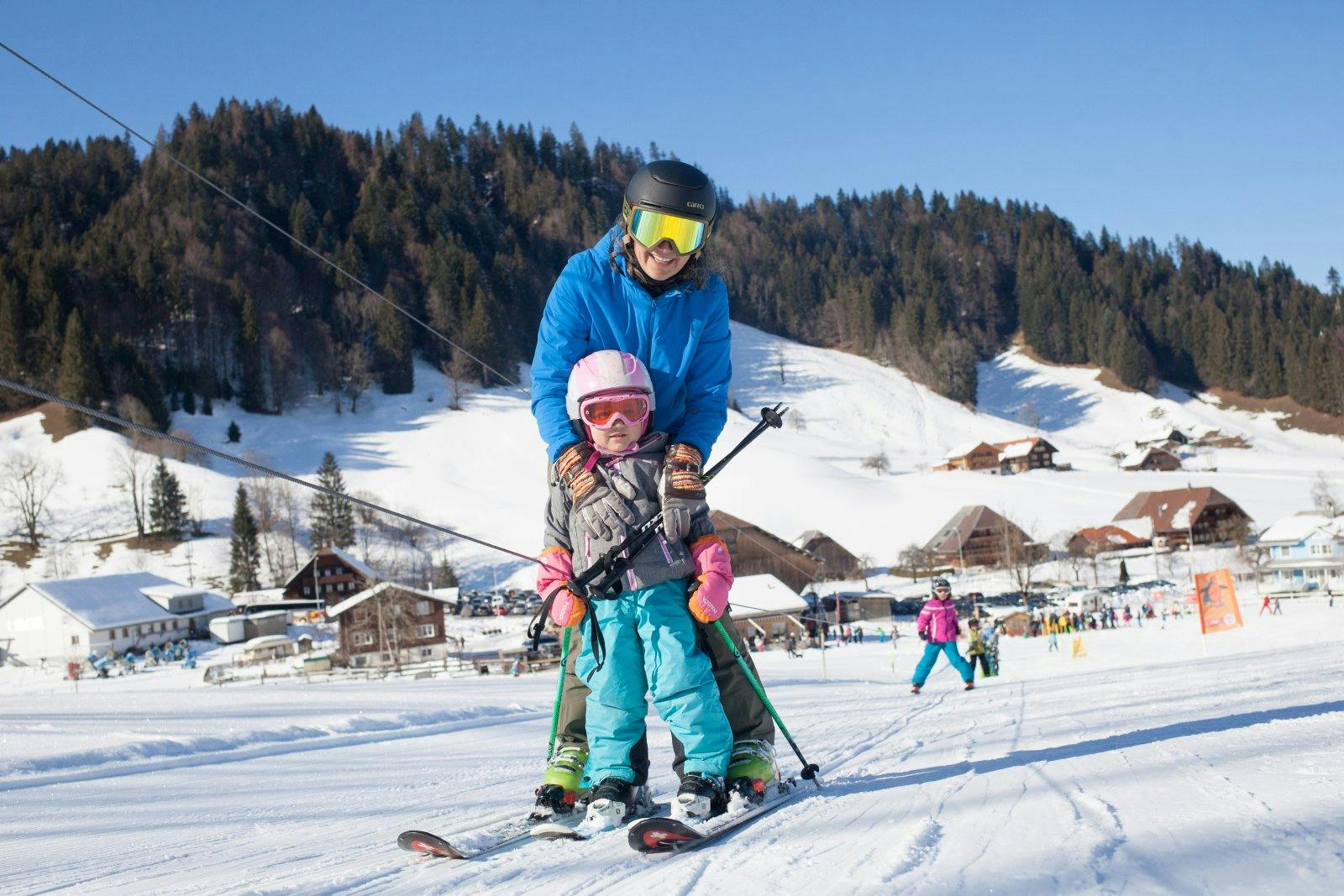 Der Kinderlift ist das perfekte Gelände für die ersten Skiversuche.