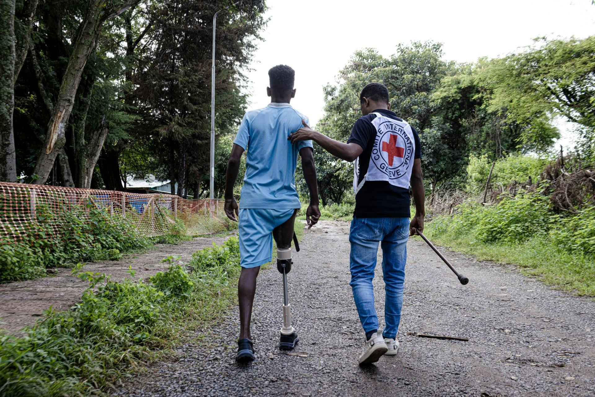Äthiopien, Tigray, Shire-Krankenhaus: Ein Mitglied des IKRK-Teams für physische Rehabilitation hilft einem Patienten, das Gehen mit seiner Prothese zu...