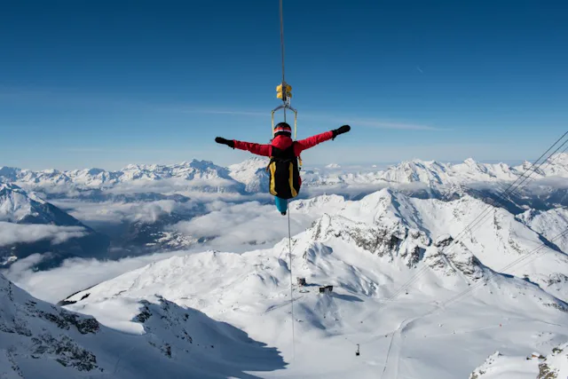 Le plein d’action sur la tyrolienne la plus haute du monde au Mont-Fort.