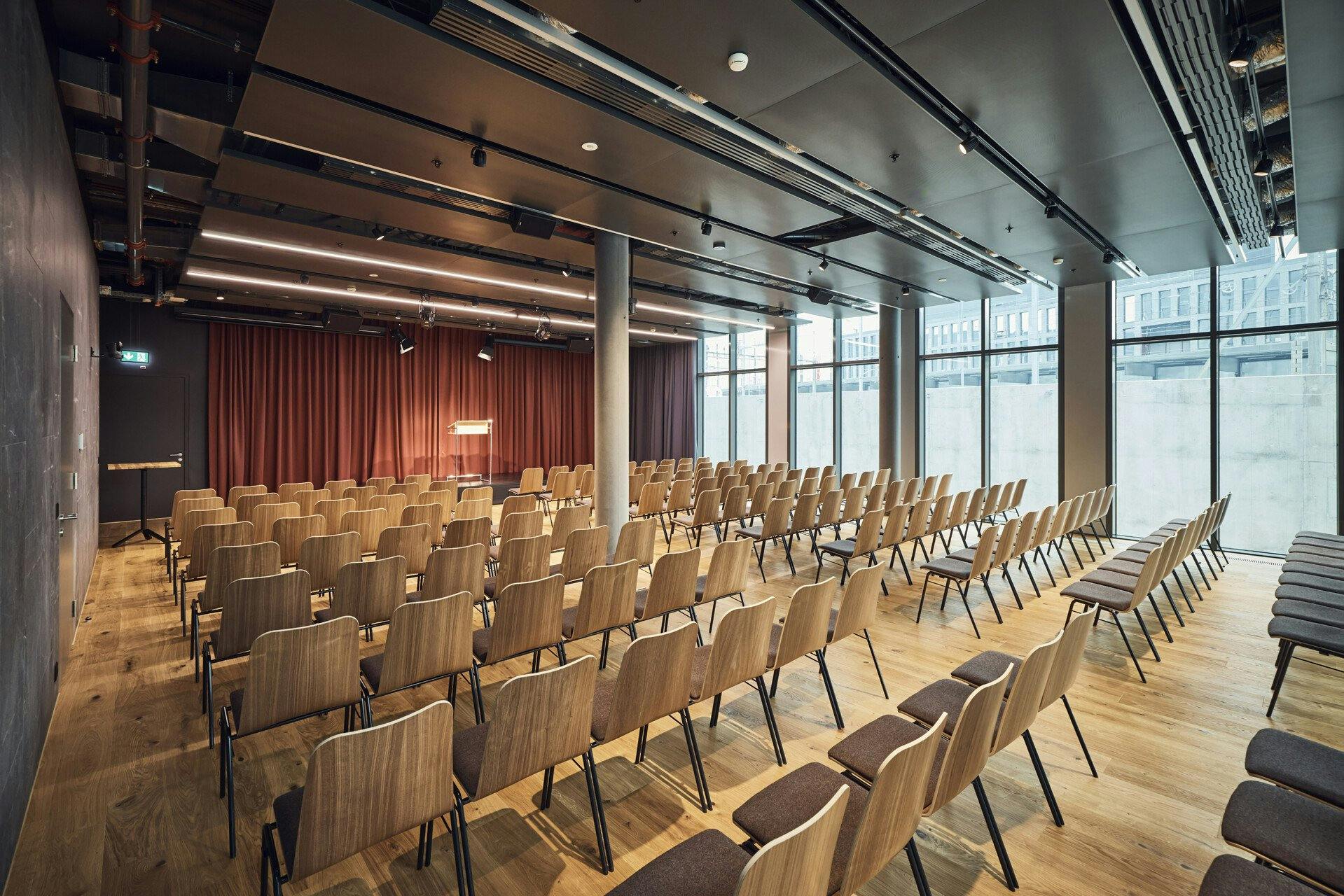 L'espace du «Center Stage», destiné aux grands événements, est idéal pour des conférences avec des discours inspirants.