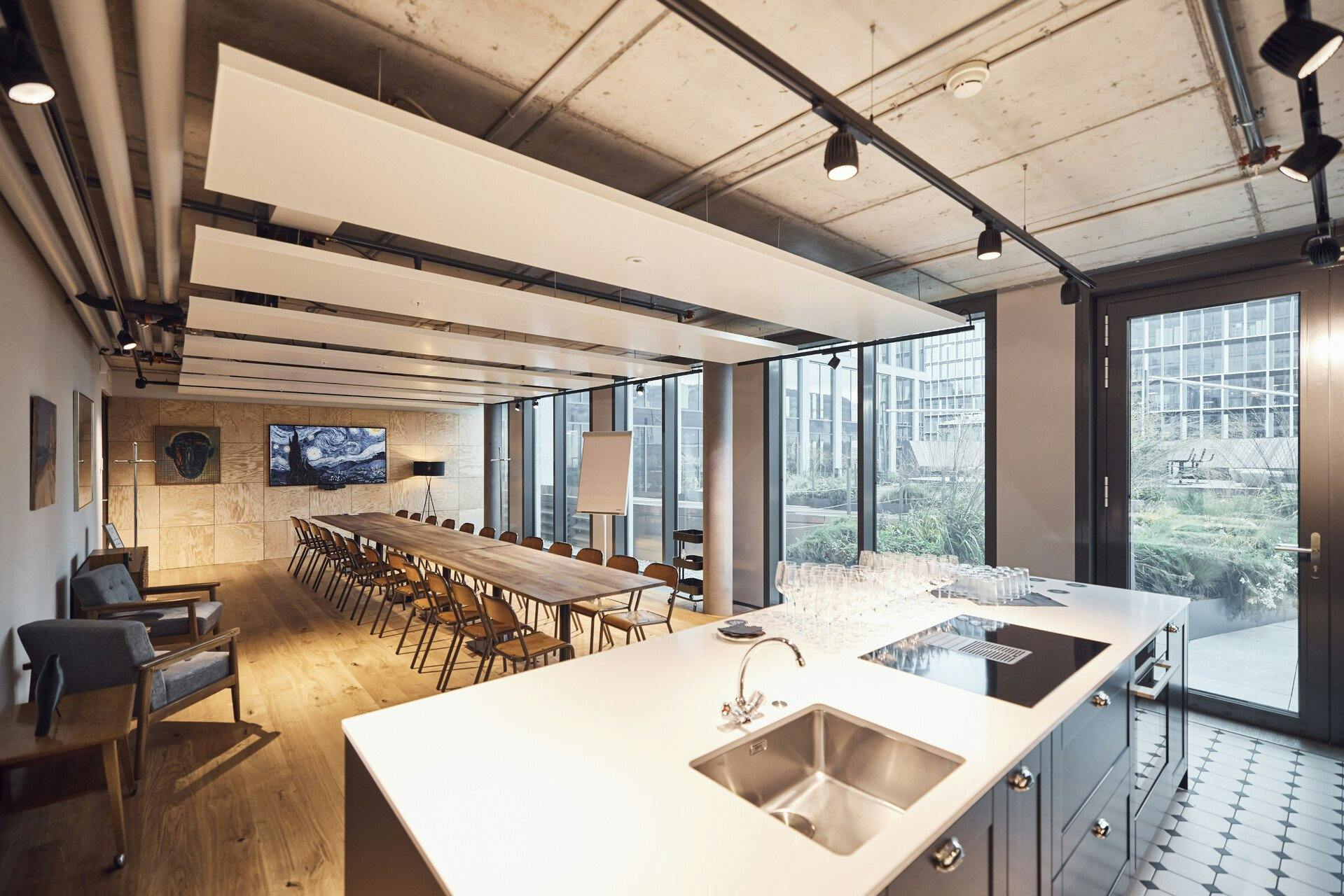 Pour des occasions très spéciales, «Le Salon» offre une table en noyer de 6,6 mètres et une grande cuisine qui permet de vivre des expériences gastron...