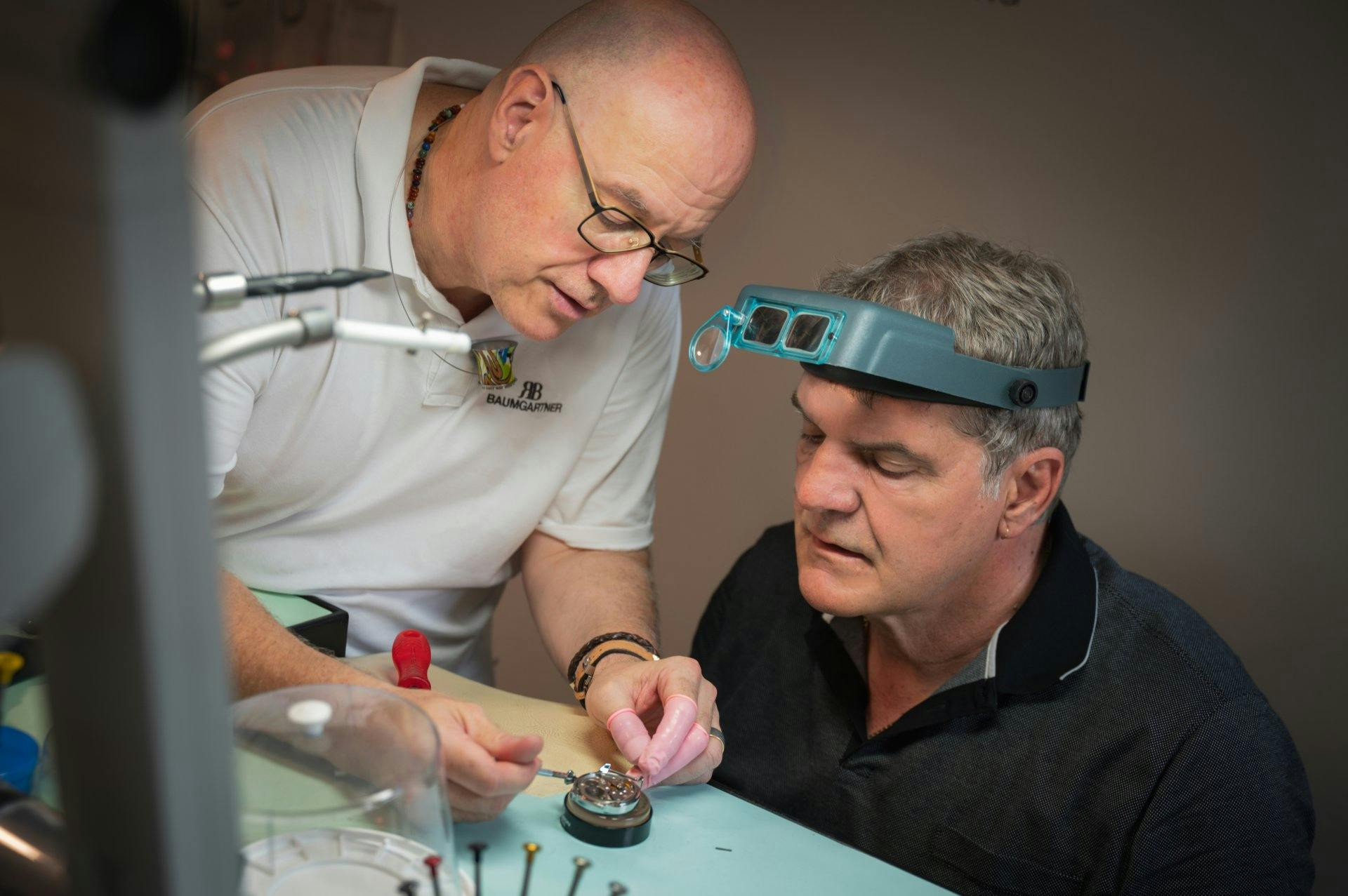 Reto Baumgartner, Uhrmacher und Inhaber von RB Baumgartner AG Swiss Watchmaking, begleitet Werner Günthör bei jedem Handgriff.
