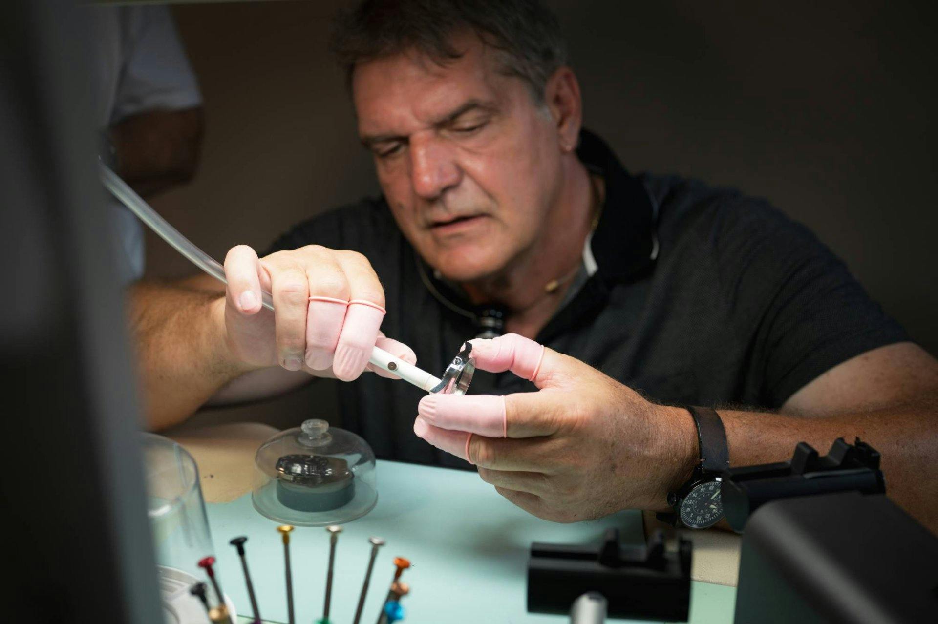 Werner Günthör taucht ein in die Welt der Uhrmacherkunst.