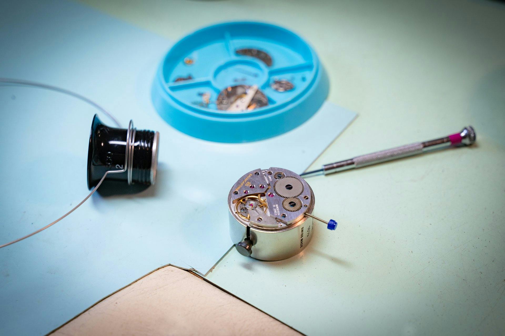 Präzision in jedem Detail – Feinmechanik trifft auf Schweizer Handwerkskunst.