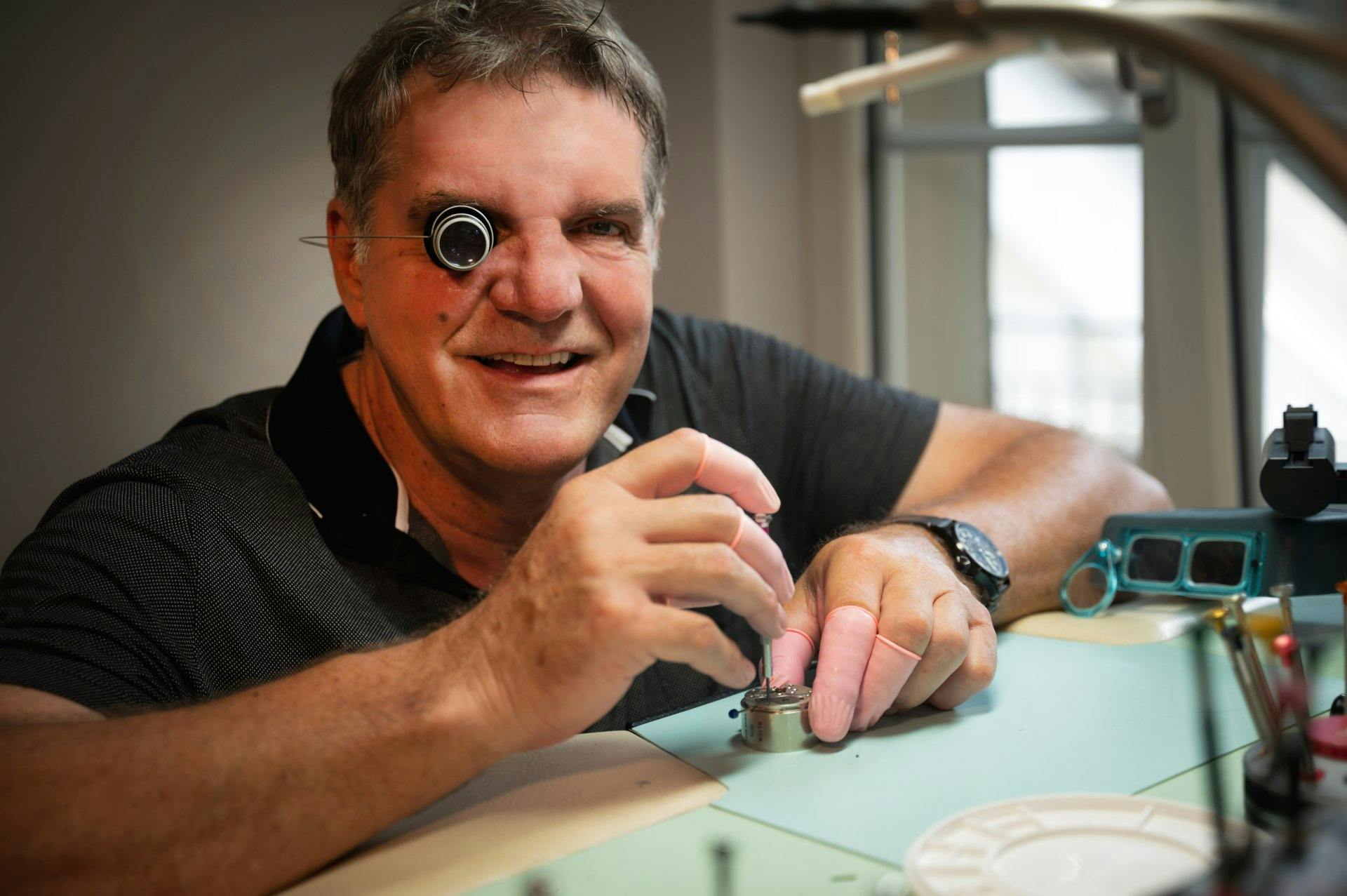 Mit beeindruckender Präzision setzt der ehemalige Spitzensportler seine eigene Uhr zusammen.