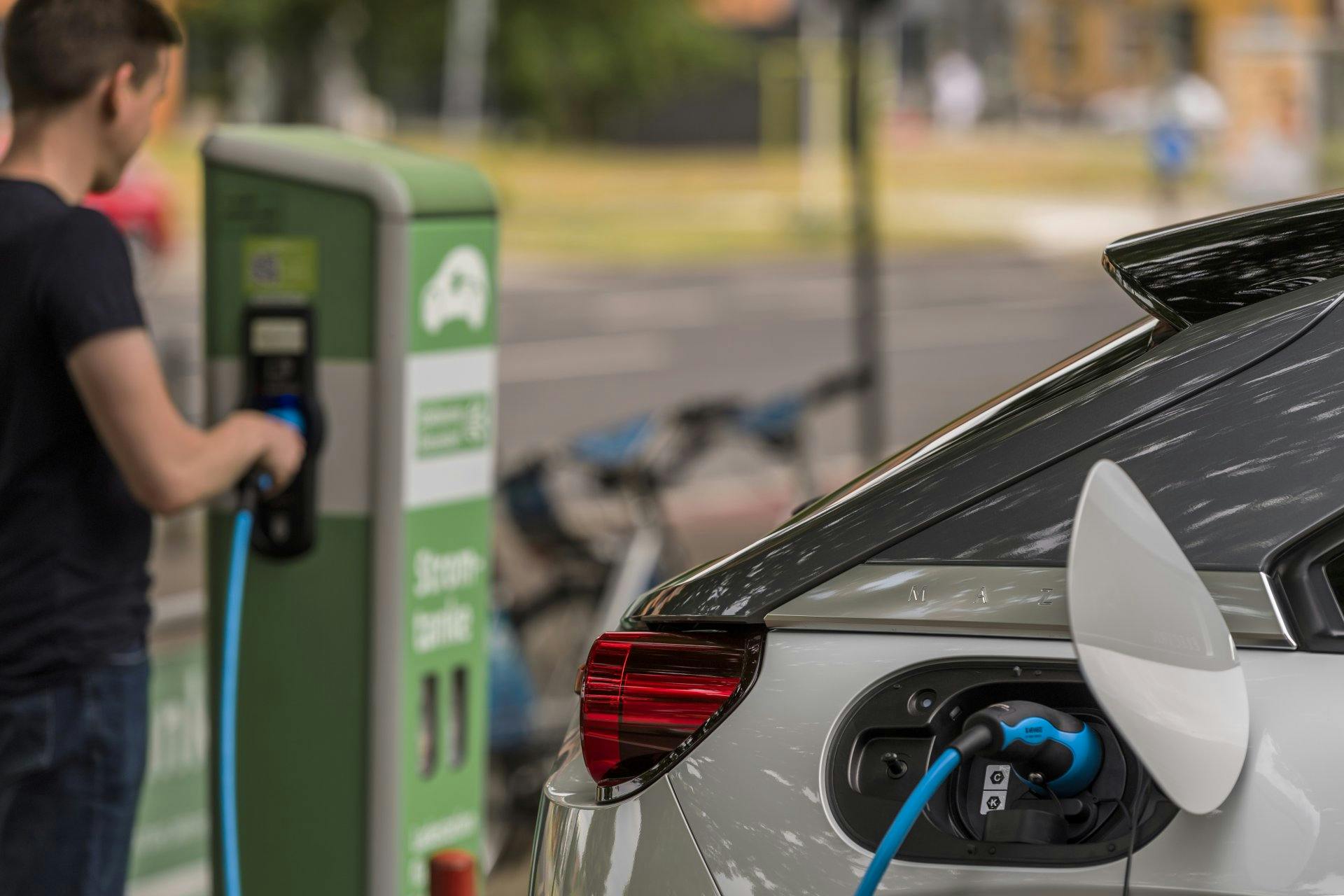 Das erste zu 100 % elektrisch betriebene Fahrzeug von Mazda ist in etwa 6 Stunden von 20 auf 80 % aufgeladen. An öffentlichen Schnellladestationen von...