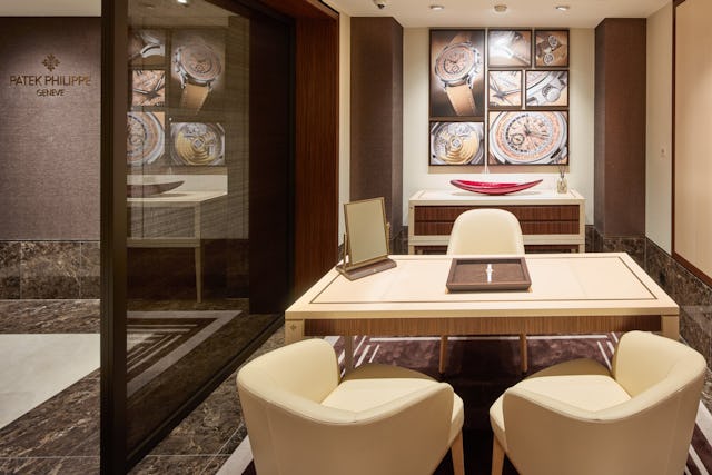 Im Laden findet man Schmuck, der zu den Uhren passt.