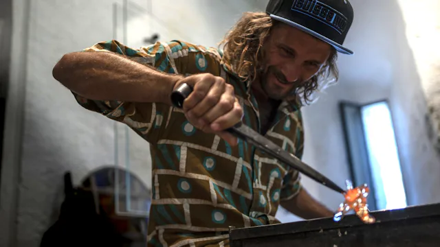 Die Vielfalt der Glaskunst: Im Schlosshof des Vitromusée erleben Besuchende spannende Workshops und Ausstellungen rund ums Glas.