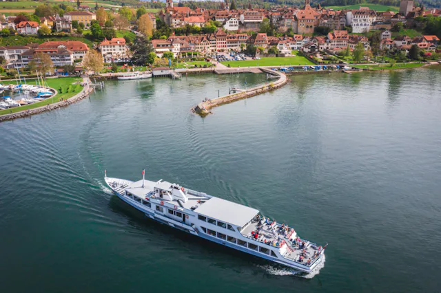 Eine idyllische Schifffahrt auf dem Murtensee: Geniessen Sie den Ausblick auf die Weinberge und die Altstadt von Murten.