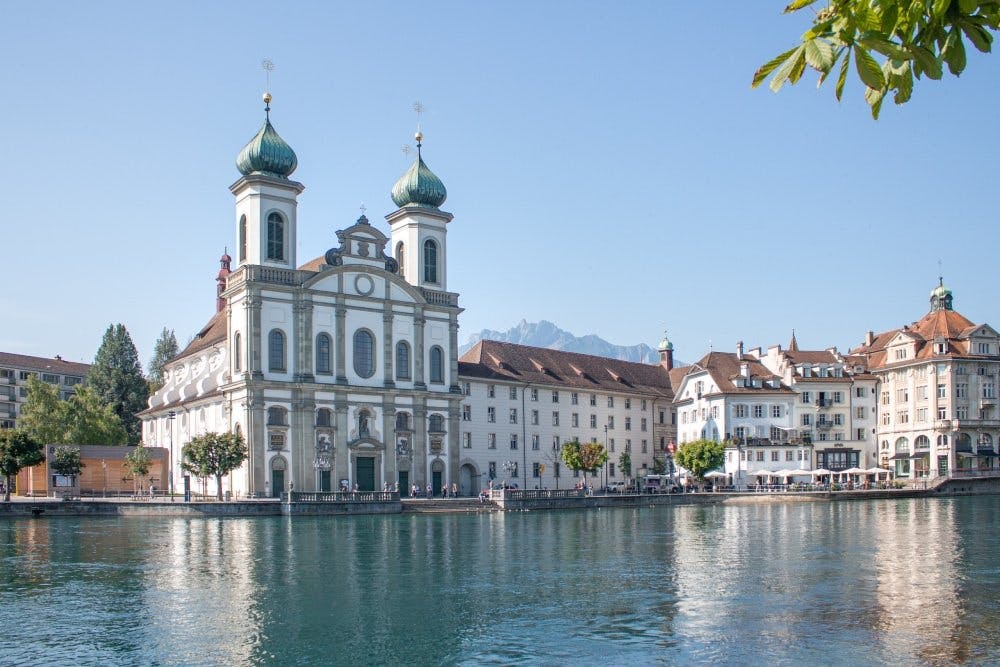 La chiesa dei Gesuiti fu il primo luogo di culto di stile barocco a sorgere in Svizzera, tra il 1666 e il 1667. Situata nel centro storico di Lucerna,...