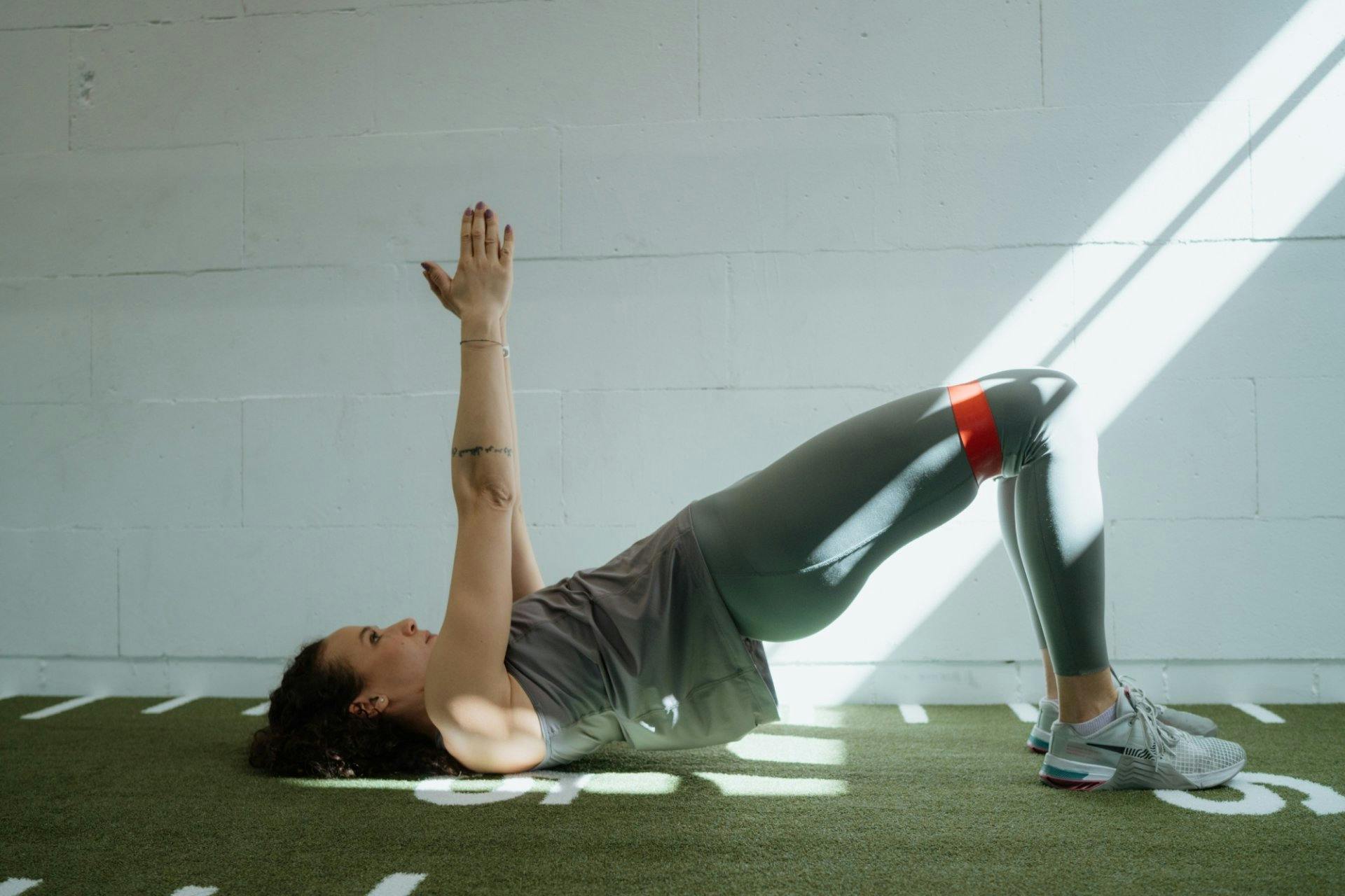 Schulterbrücke mit Bodyweight, Zusatzgewicht oder Miniband. Ausübung: Rückenlage, Füsse hüftbreit aufstellen, Gesäss anheben und Wirbelsäule langsam W...