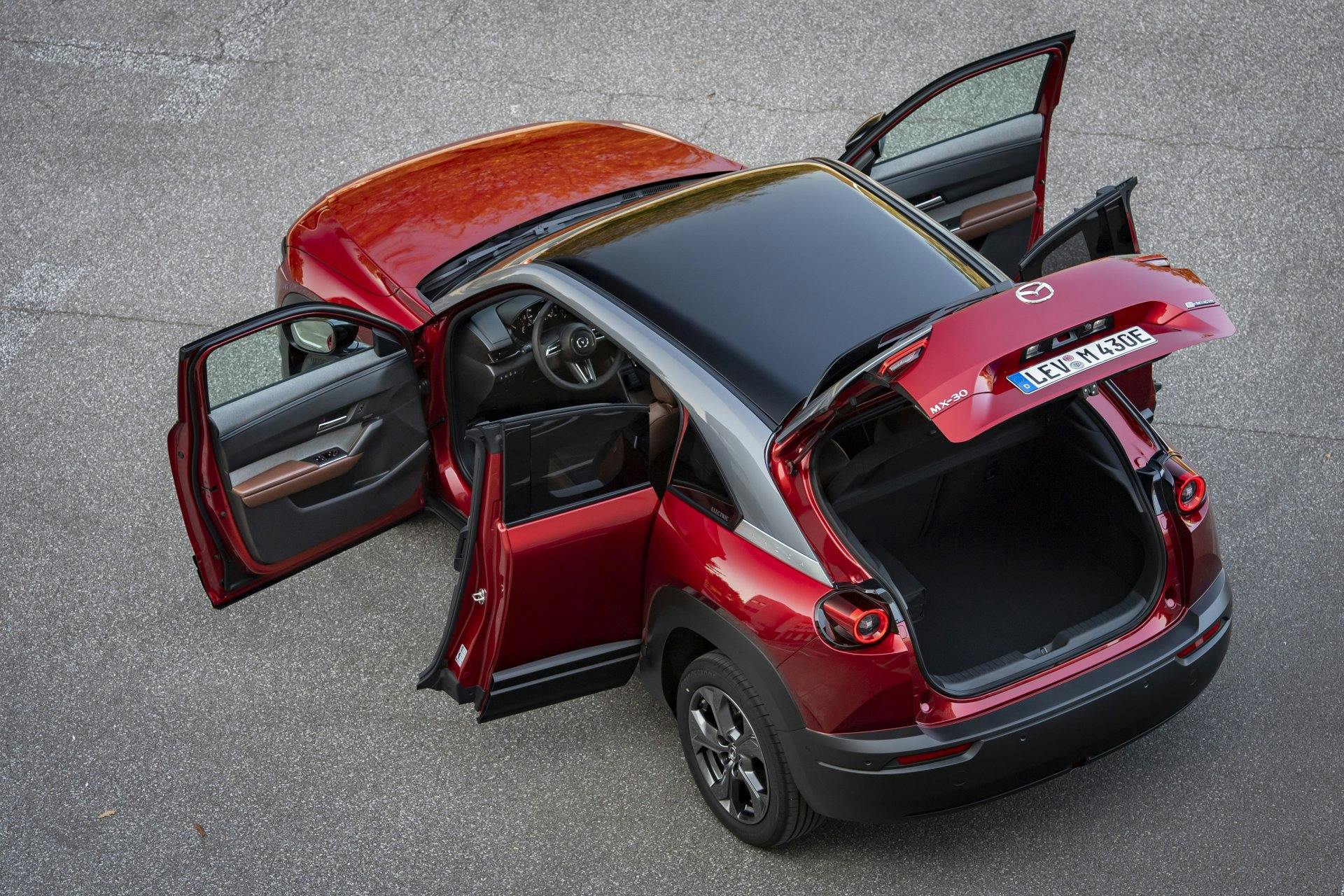 Weitere auffallende Elemente des brandneuen Mazda MX-30 sind die Freestyle-Türen, die für zusätzliche Sicherheit sorgen und das Fahrzeug dadurch noch...