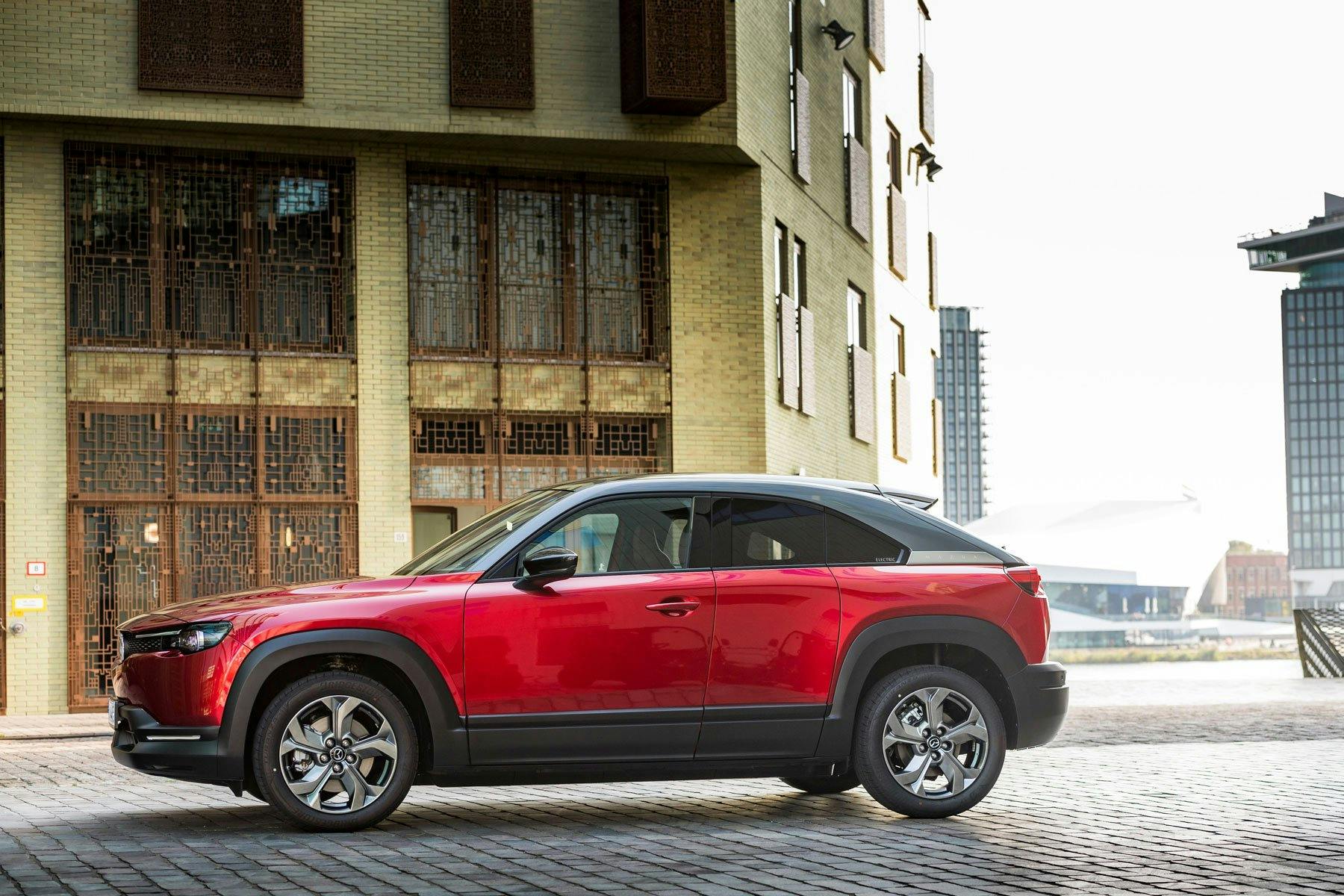 Die Formgebung dieses SUV im Stil eines urbanen Coupés strahlt die Dynamik und Spannung einer sprungbereiten Raubkatze aus. Die subtile gestalterische...