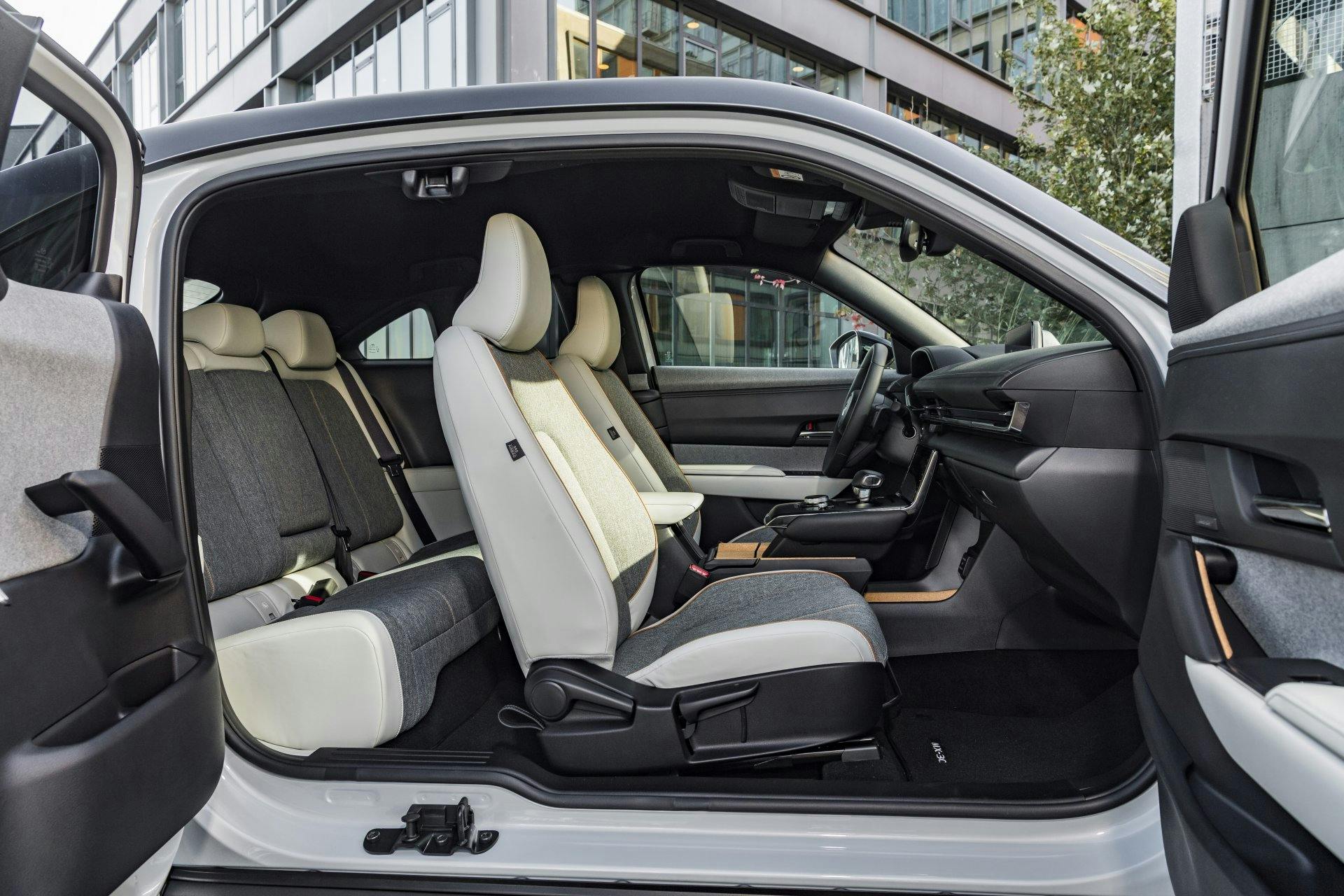 Der Innenraum des brandneuen Mazda MX-30 nutzt modernste Technologien, um eine Umgebung zu schaffen, die sowohl geräumig als auch offen für die Aussen...