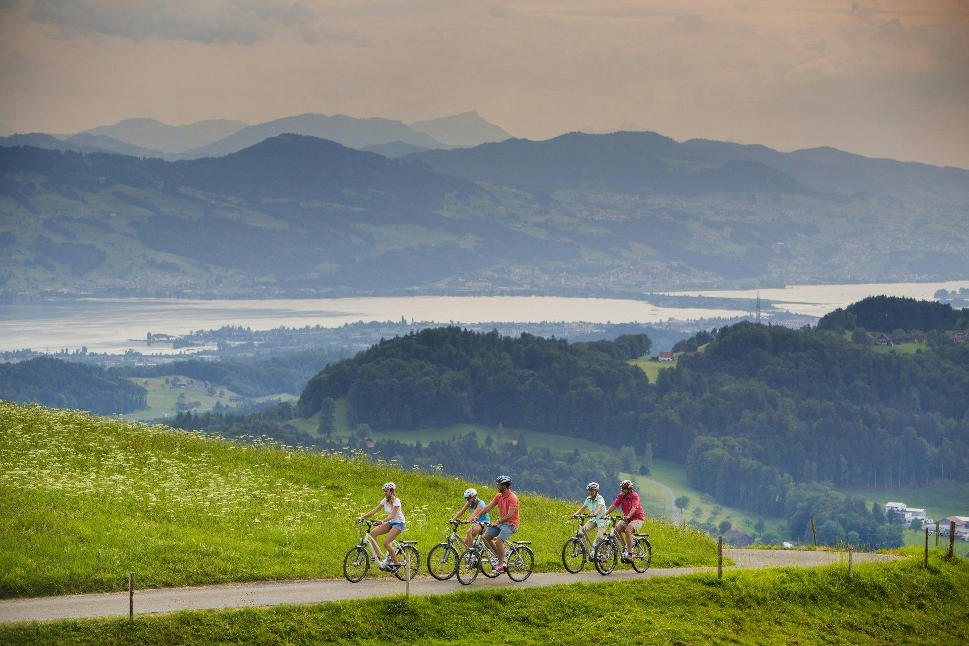 Ob zu Fuss oder mit dem Velo – der Weg führt direkt am Wasser entlang, durch Wälder und kleine Dörfer.