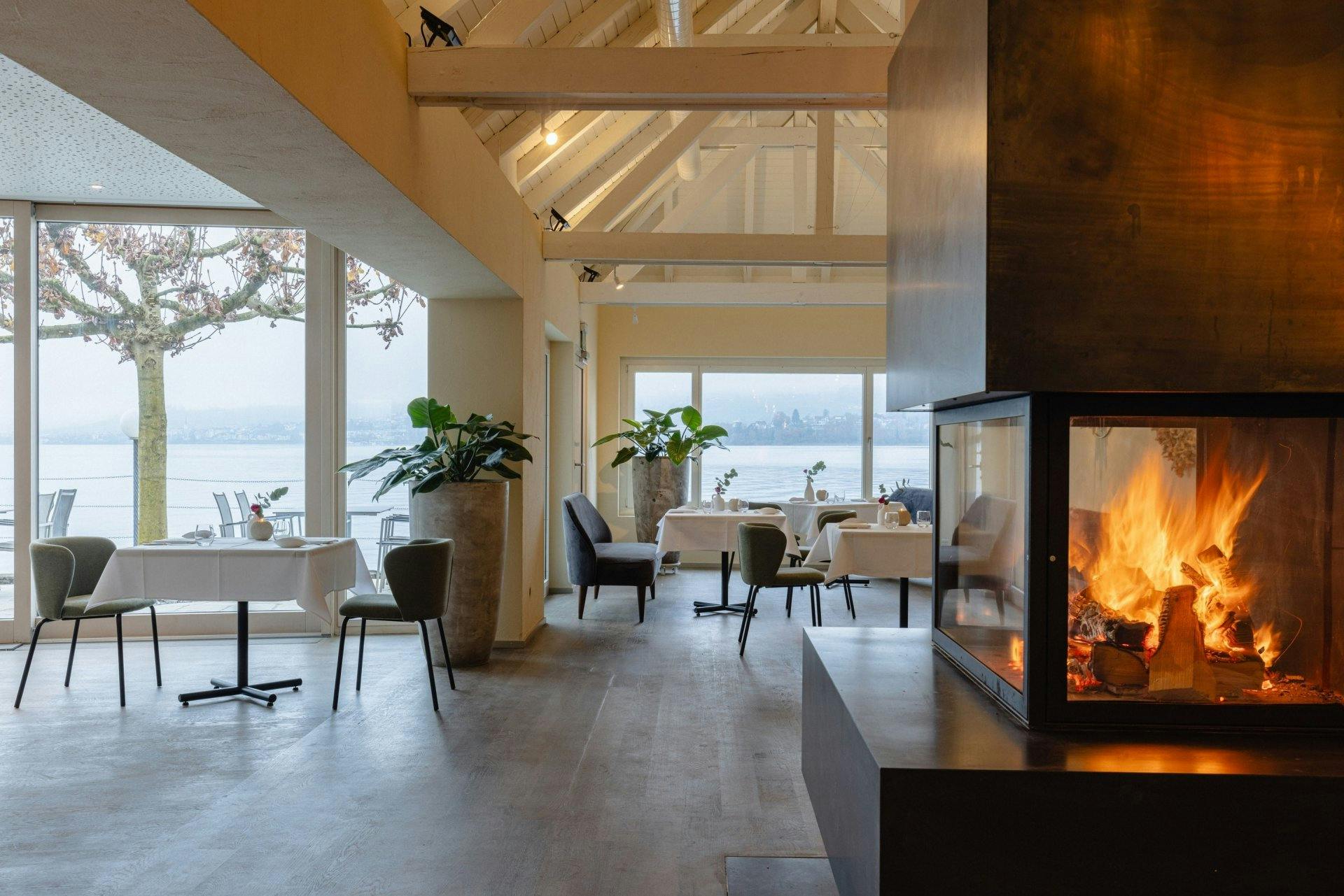 Im Restaurant Pur trifft regionale Küche auf moderne Eleganz – direkt am Wasser.