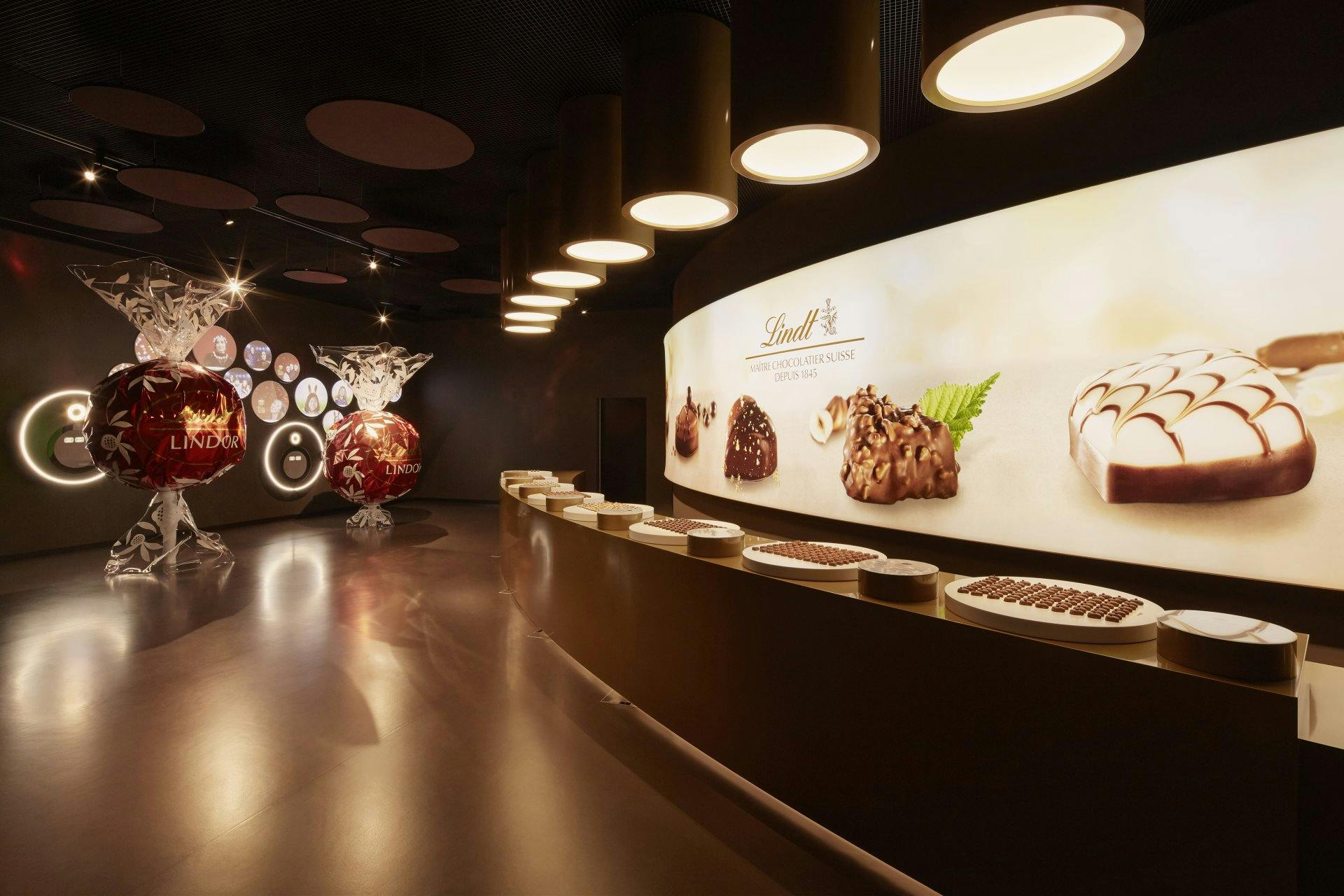 Im Café gibts Waffeln, Desserts und Aussicht auf flüssige Schoggi. Auch bei Regen ein Ort zum Wohlfühlen – drinnen, warm, duftend.