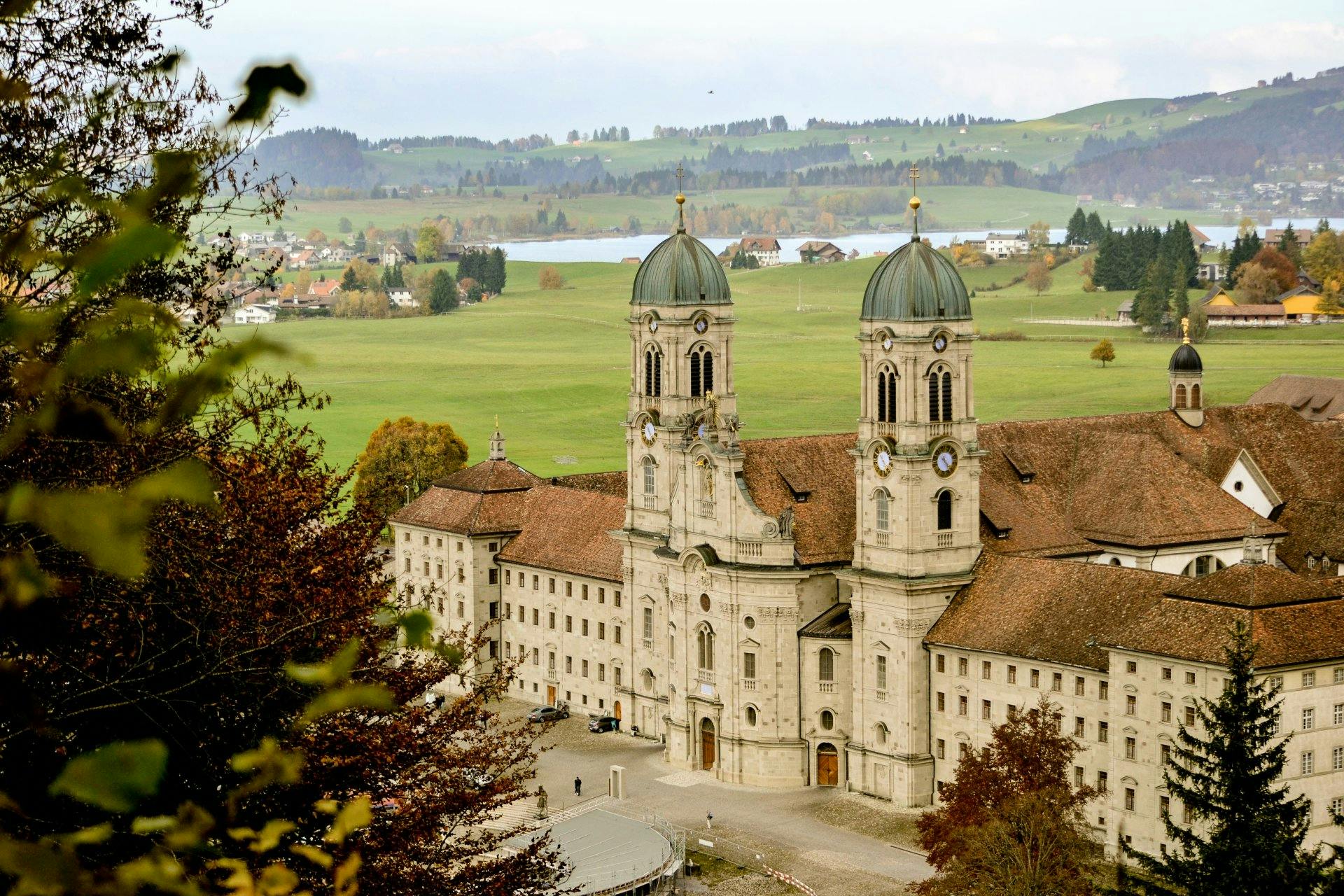 Das Kloster beeindruckt mit barocker Architektur und spiritueller Atmosphäre.