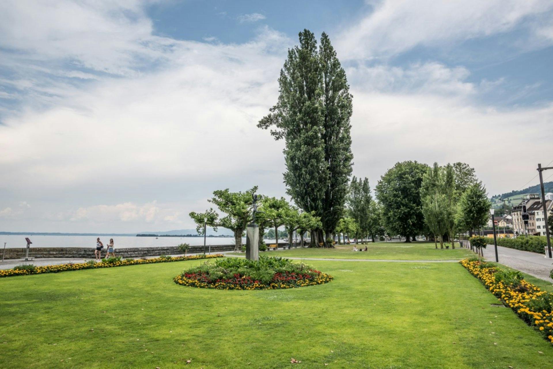 Située directement au bord du lac de Constance, la promenade du lac de Rorschach invite à se balader tranquillement tout en profitant d’une vue magnif...