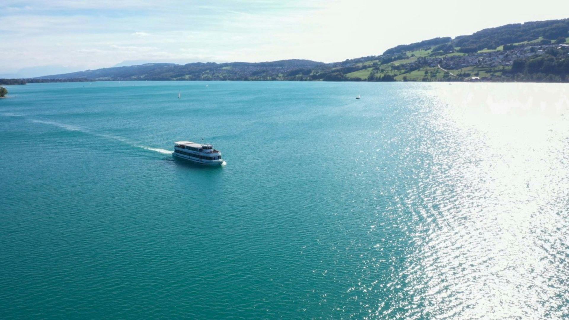 Gleite mit dem Schiff zum Beispiel von Beinwil am See über den Hallwilersee und geniesse die Aussicht auf sanfte Hügel und charmante Dörfer. Tipp: Die...