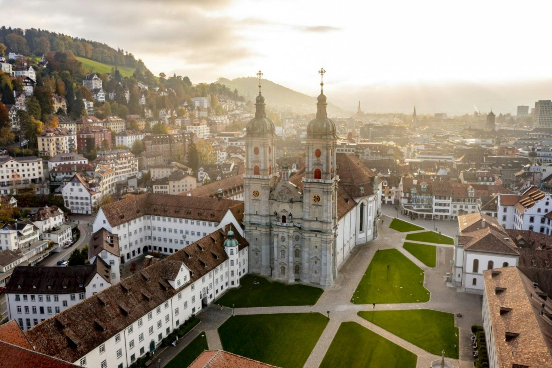 Im Herzen von St. Gallen befindet sich der beeindruckende Stiftsbezirk, der seit 1983 zum UNESCO-Weltkulturerbe gehört. Die barocke Stiftsbibliothek m...