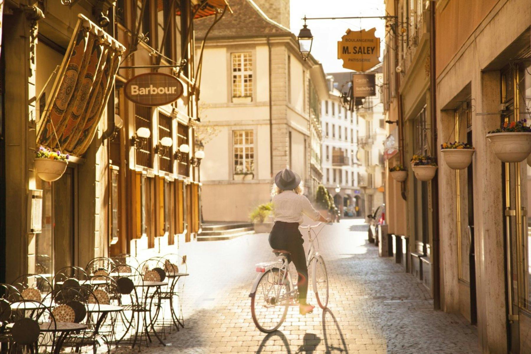 La vieille ville de Vevey dégage à la fois une ambiance citadine et un charme villageois: flânez dans ses ruelles historiques, découvrez les petites b...