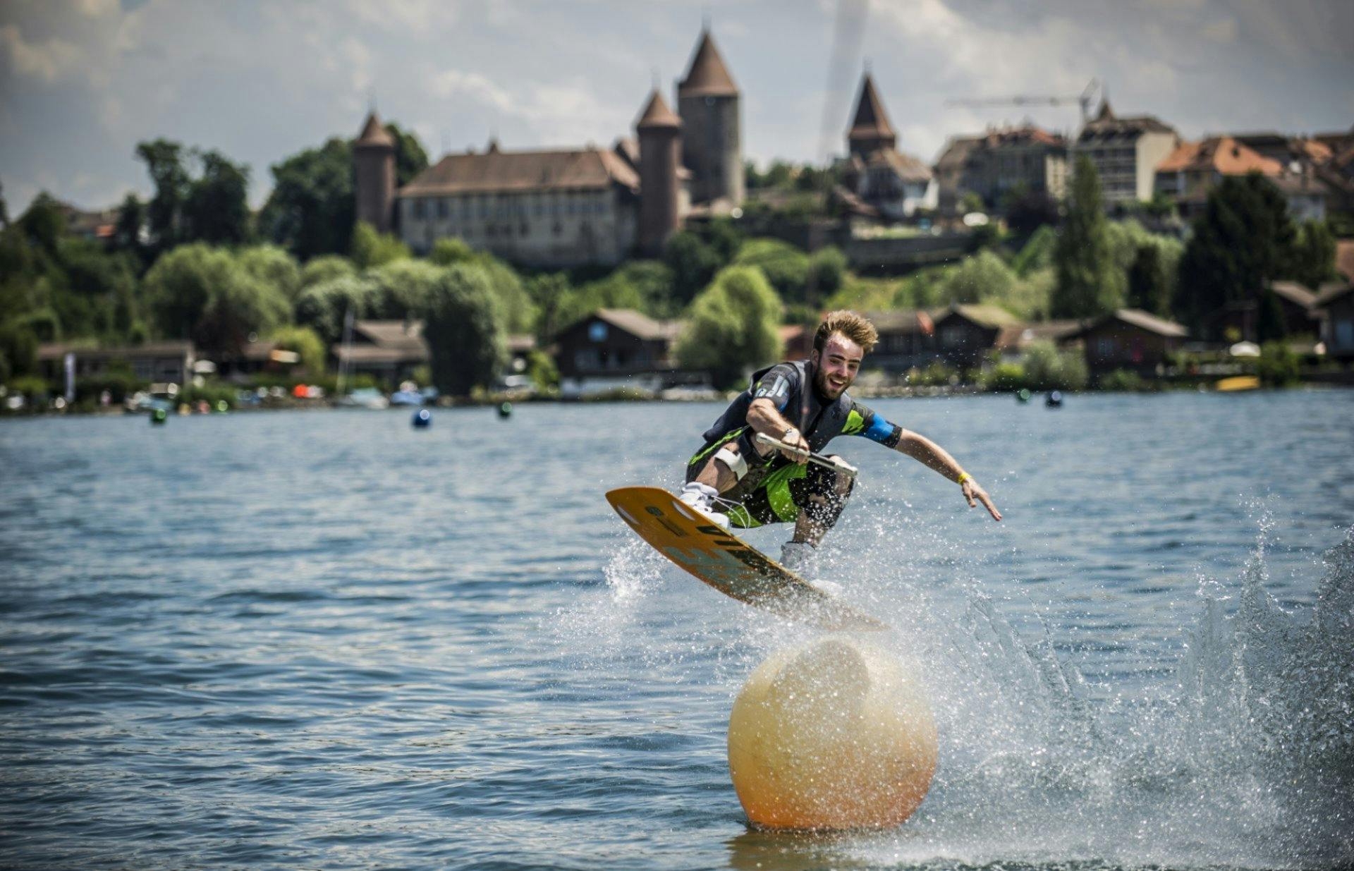 Das Wassersportzentrum Alphasurf in Estavayer-le-Lac begeistert mit seiner 800 Meter langen Wasserskilift-Anlage. Nach einer kurzen Einweisung kannst...