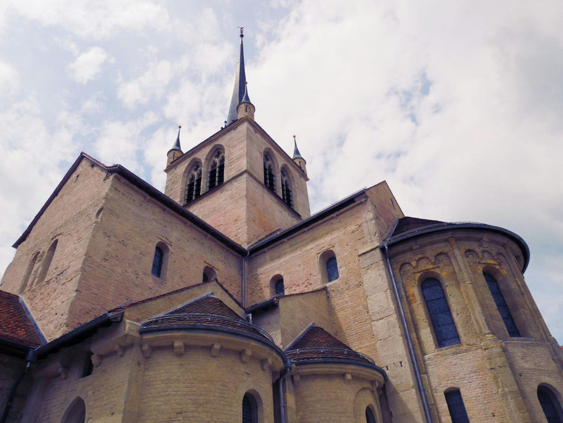 10 Minuten Zugfahrt weiter liegt Payerne: Die hiesige Abteikirche aus dem 11. Jahrhundert ist das bedeutendste romanische Bauwerk der Schweiz. Harmoni...
