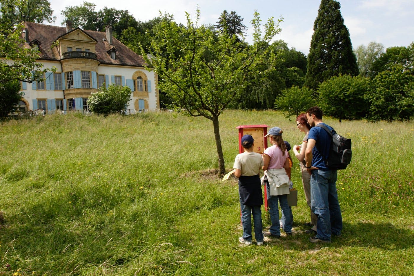 Le Centre Pro Natura Champ-Pittet se trouve au cœur des marais, au bord du lac de Neuchâtel. La demeure historique et son domaine abritent des exposit...