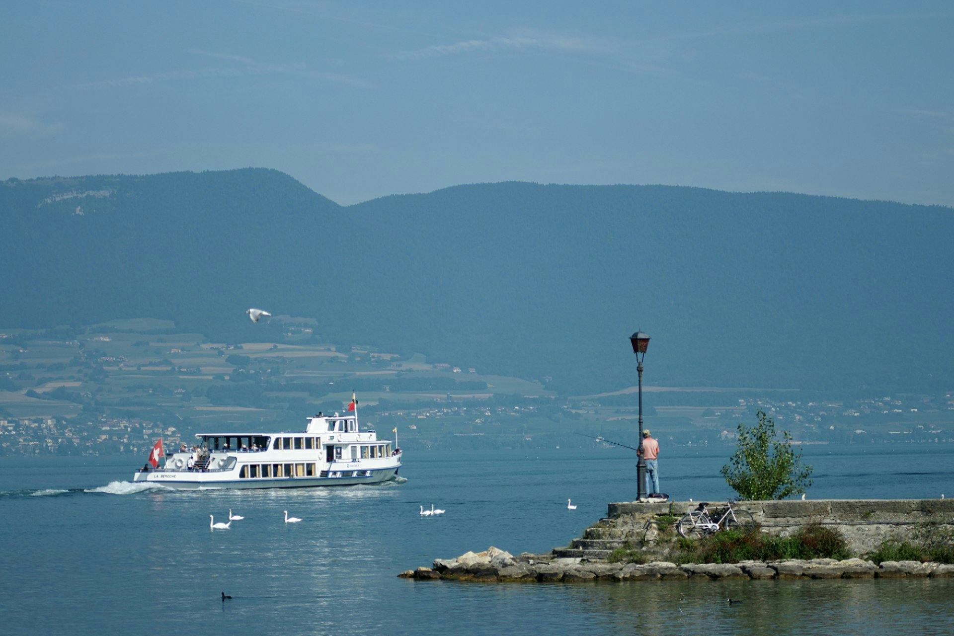Envie de faire un joli tour en bateau? De charmantes excursions thématiques et des expériences culinaires sont proposées sur les lacs de Neuchâtel, de...