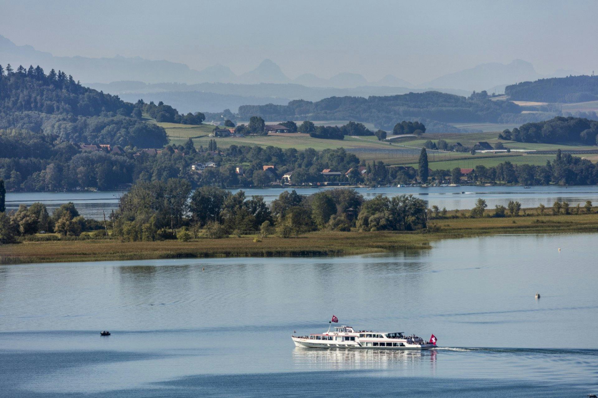 L’excursion au départ de Bienne révèle toute la magie de cette région viticole pittoresque. Tout au long d’une croisière reposante sur le lac, un pano...