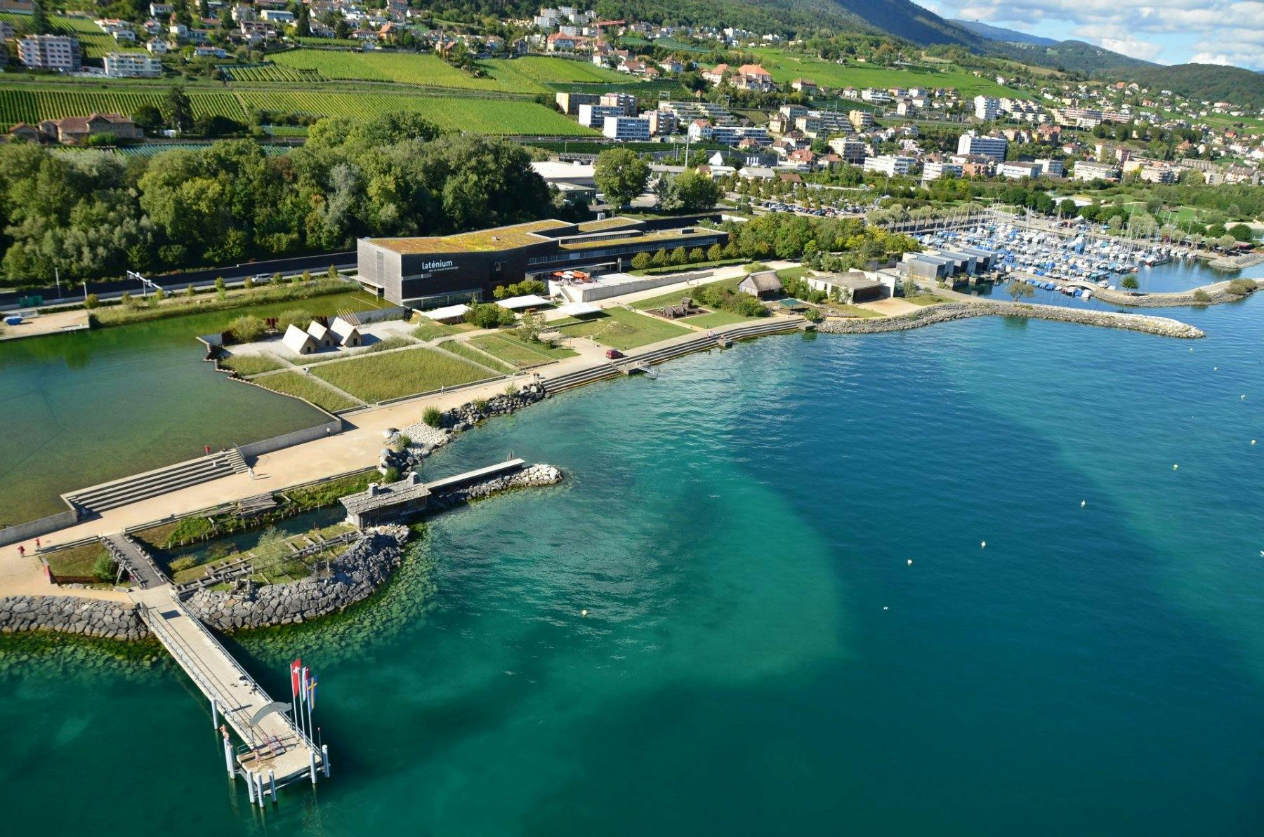 Situé sur les rives du lac de Neuchâtel, le Laténium vous fait voyager dans le temps. Le musée présente de façon moderne des trésors archéologiques da...