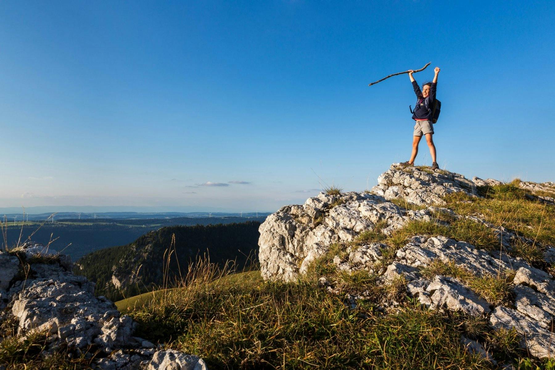 Envie d’une randonnée? Les week-ends d’été, un bus t'emmène à l’Hôtel Chasseral. De là et jusqu’aux Prés-d’Orvin, une randonnée familiale suit les pen...