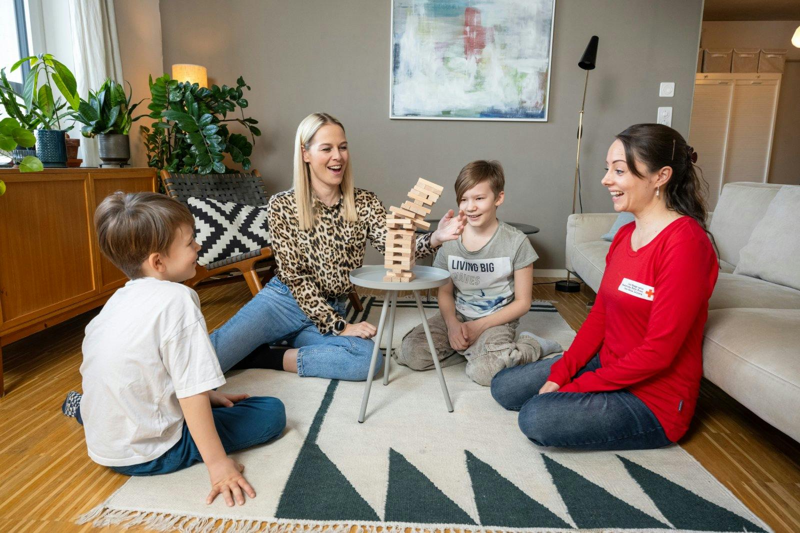SRK-Botschafterin Linda Fäh zu Besuch bei Eric und seiner Familie.
