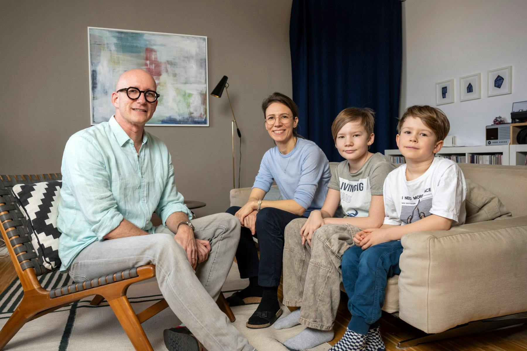 Eric mit Bruder Nils und den Eltern – ein Moment der Ruhe dank SRK-Unterstützung.