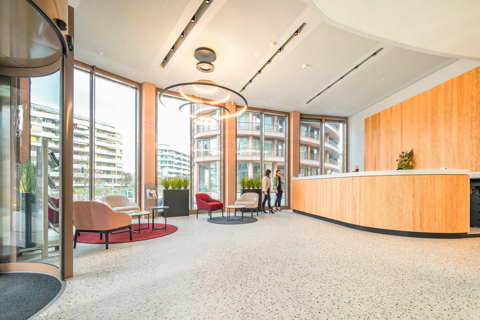 Implanté dans la commune de Lancy, la situation géographique est idéale pour les entreprises, offrant un cadre de travail attractif et dynamique.