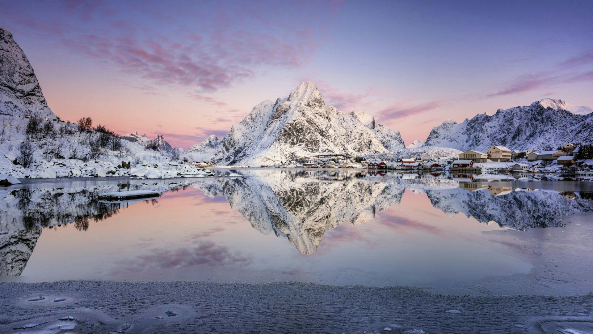 Verträumte Winterlandschaft und magische Lichtstimmung über den Lofoten.