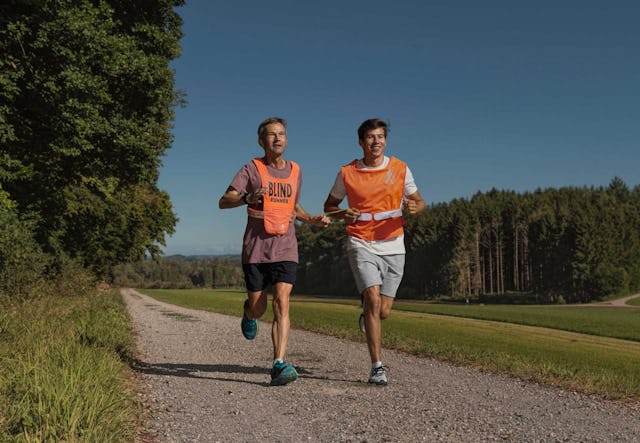 Der blinde Jogger Hans-Peter Schmid mit seinem Blindenguide.