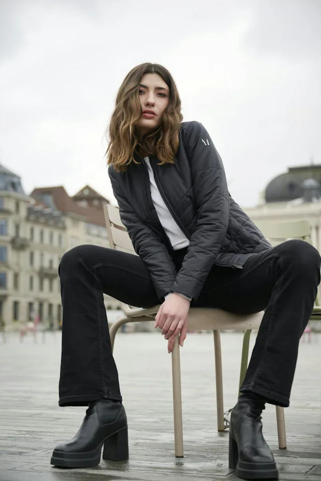 Die «MIUtec Iso Jacke» überzeugt mit zeitlosem Design und einem durchdachten Materialkonzept.