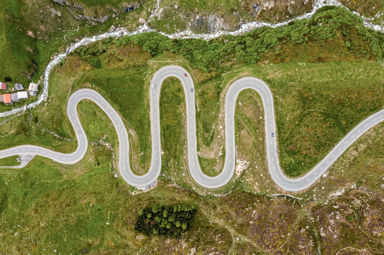 La cordialité alpine à 2000 mètres d'altitude: l'Hôtel Post à Bivio est un véritable trésor perché dans la montagne.