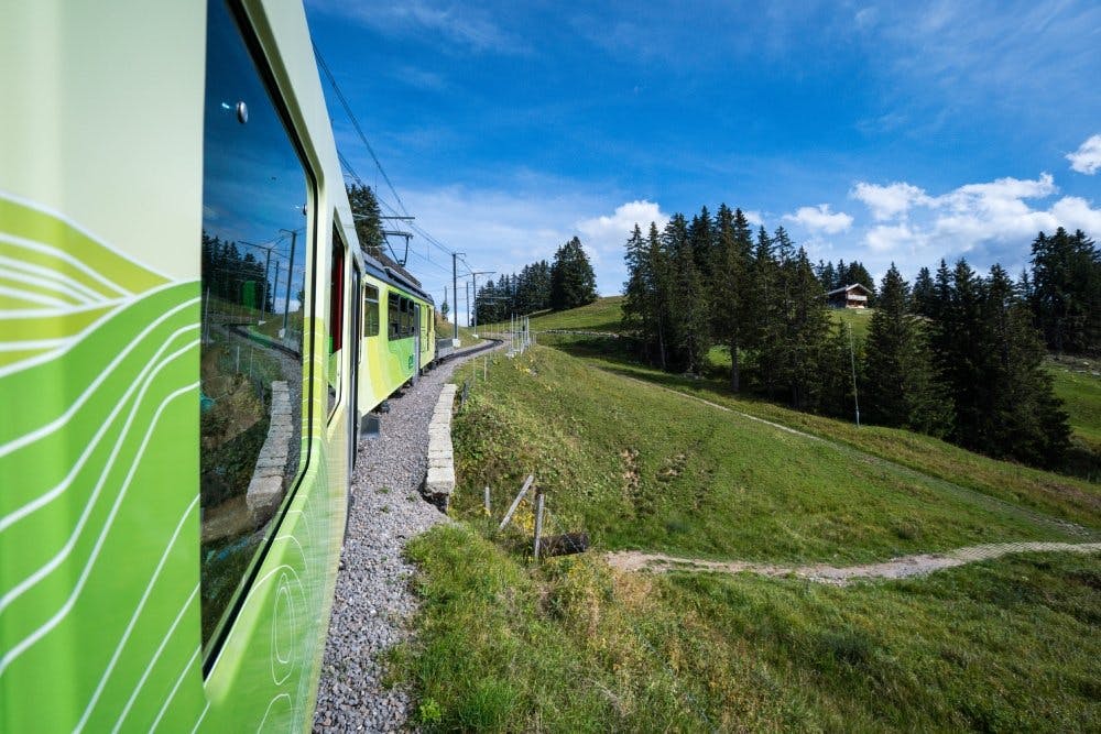 Au cœur des Alpes vaudoises sur la ligne de train BVB qui relie Bex au Col-de-Bretaye.